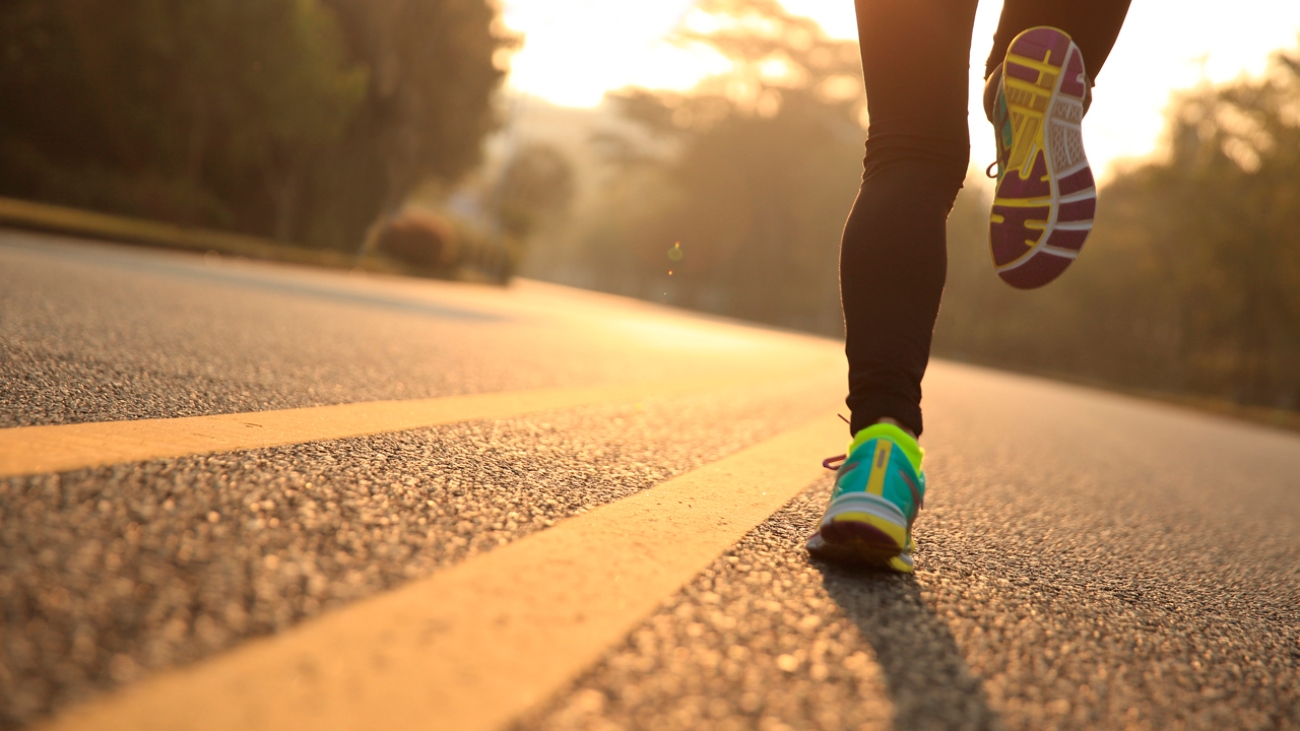 correr-runing-zapatillas-asfalto-atardecer